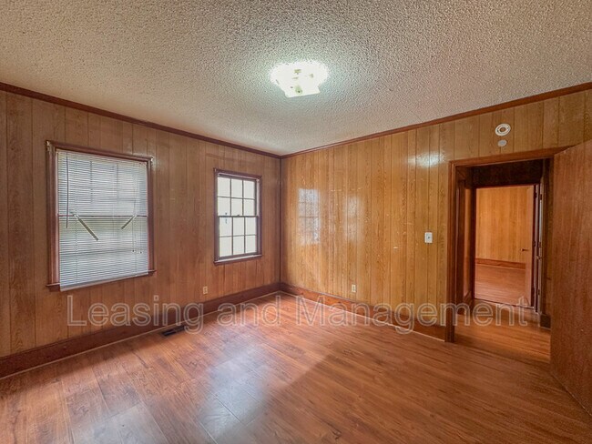 Building Photo - 211 W Poplar St