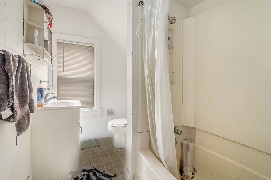 Building Photo - 927 S Division St