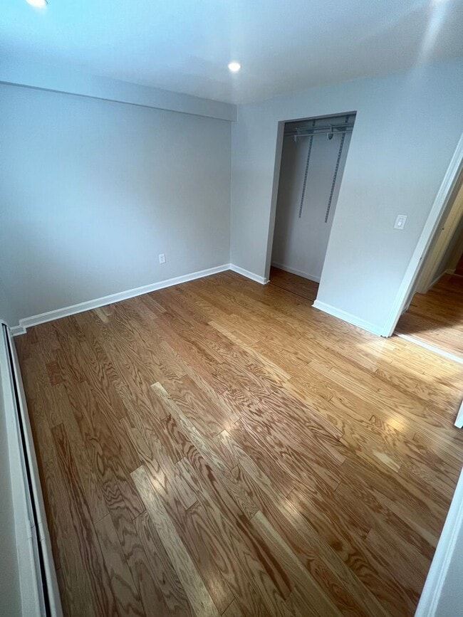 Building Photo - GARDEN LEVEL CONDO: 2 BED/1 BATH: Birchwoo...