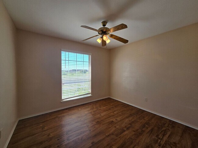 Building Photo - AVAILABLE NOW!