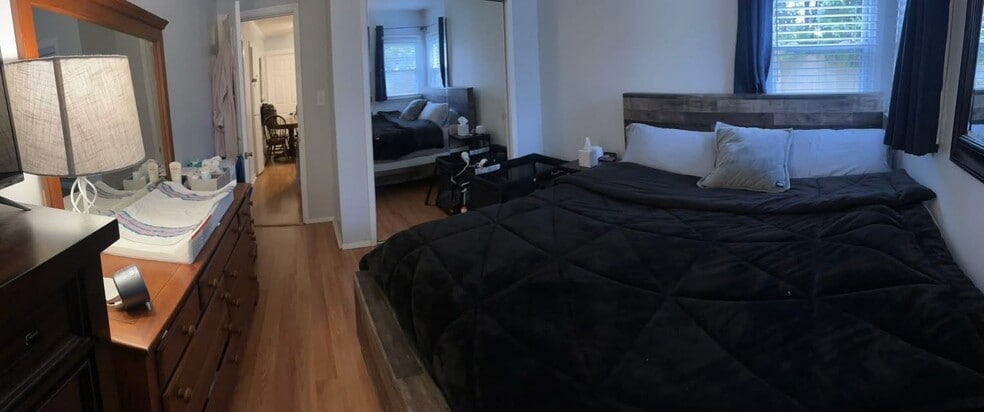 Large bedroom - 100 Abbott Ave