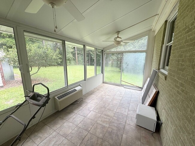 Building Photo - 3 Bedroom 1 Bath Home in Rosewood