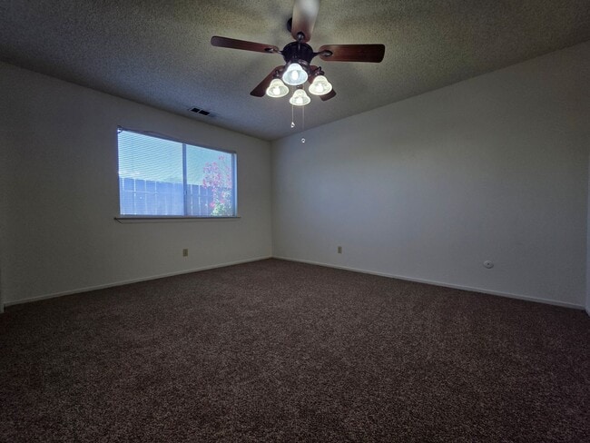 Building Photo - 2 bedroom 1 bath in SE Visalia