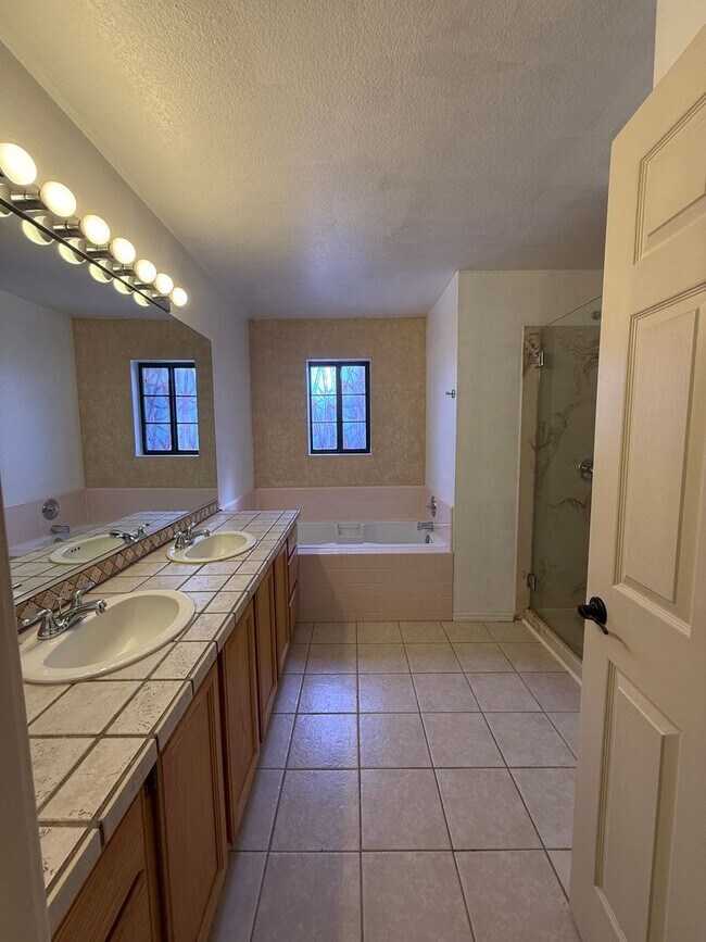 Building Photo - Cute single story 3 bedroom, 2 bath home w...