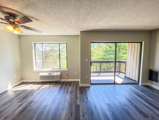 Building Photo - Hamden 2-Bed Condo W/ In-Unit Laundry!