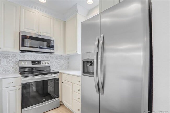 Building Photo - 3651 NE Pineapple Ave