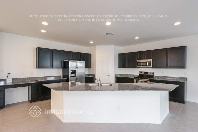 Building Photo - 1270 E Palomino Way