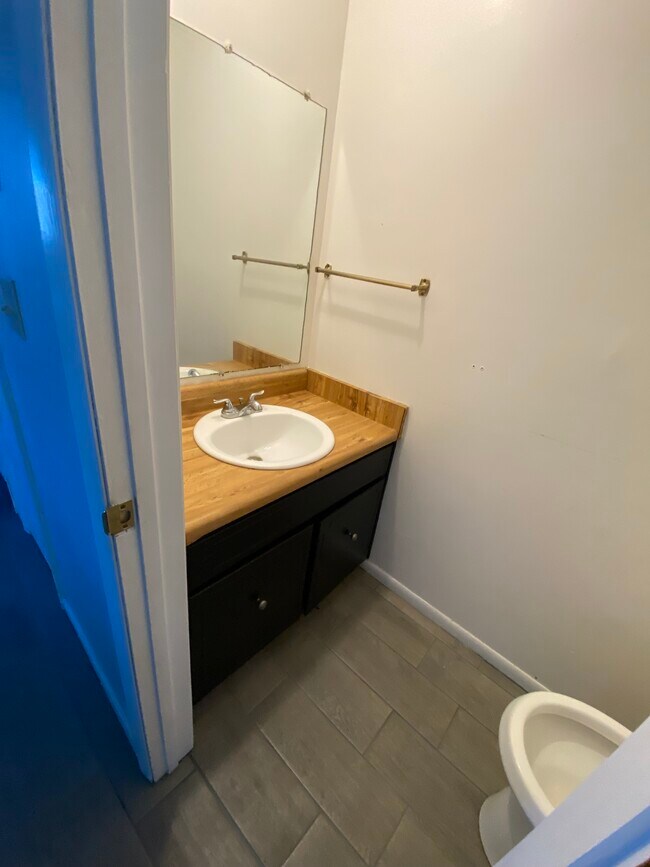 Building Photo - 256 N Berthe Ave