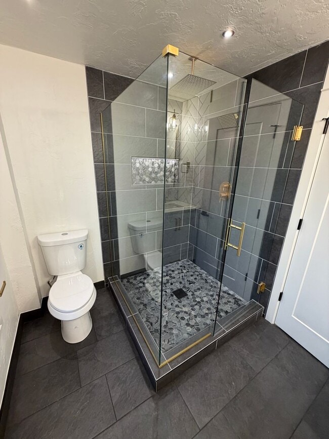 Building Photo - WAL2 - FULLY renovated 3 bed 1.5 bath Duplex on OAKWAY!