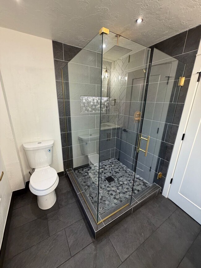 Building Photo - WAL2 - FULLY renovated 3 bed 1.5 bath on OAKWAY!