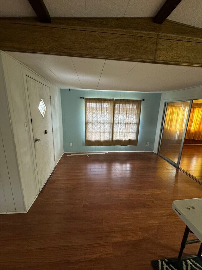 Building Photo - 2929 Saralake Dr S
