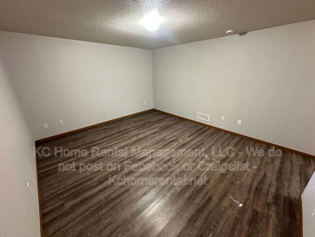 Building Photo - 709 SE Drew Ct
