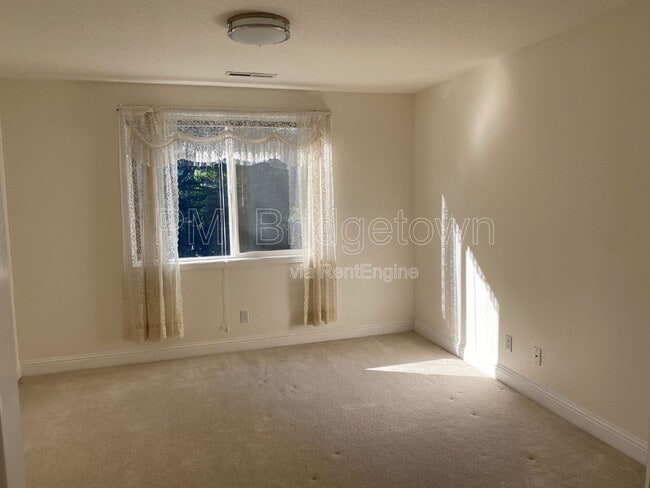 Building Photo - 12805 SE Spring Mountain Dr