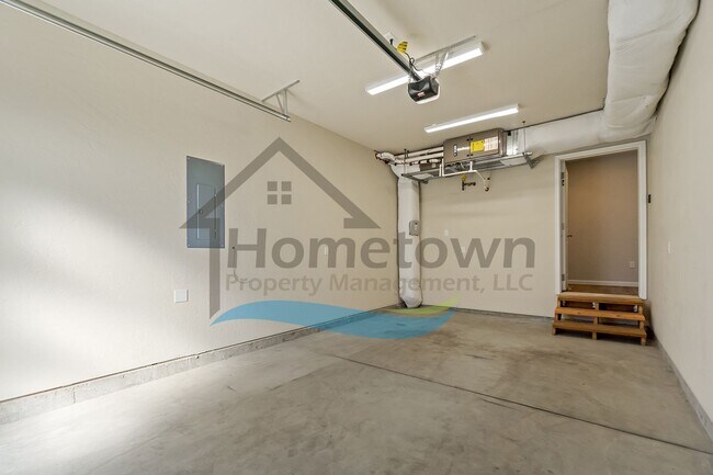 Building Photo - 2 Bedroom 2 Bath Home with Attached Garage...
