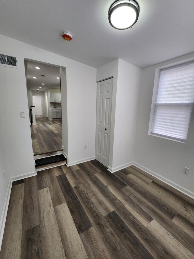 Building Photo - 5012 W Stiles St