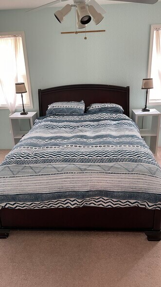 Queen bed - 816 Chestnut St