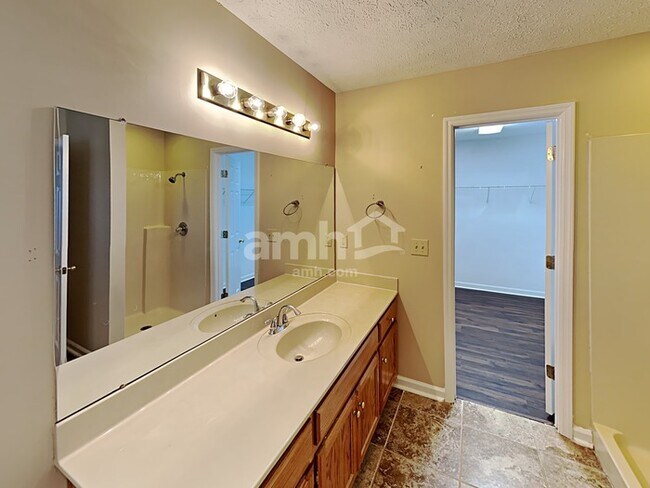 Building Photo - 225 Bluefield Ln