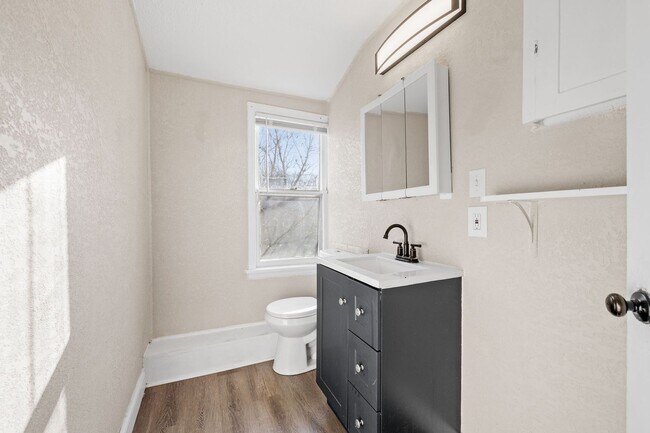 Building Photo - Updated 4-Bedroom 1.5-Bathroom Home in Minneapolis