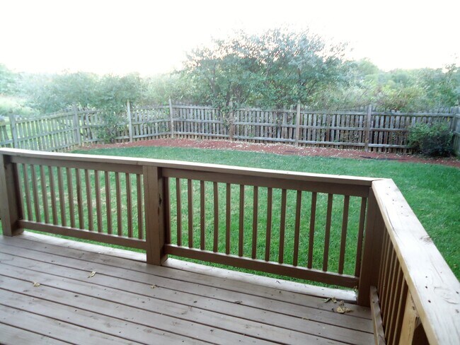 Building Photo - 2051 Stoneleigh Dr