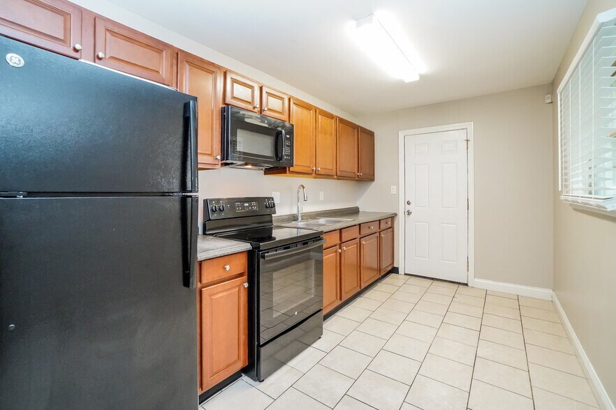 Building Photo - 1261 Grovewood Dr