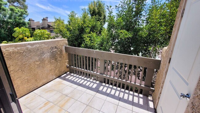 Building Photo - Beautifully Remodeled 3 Bed 3 Bath Townhou...