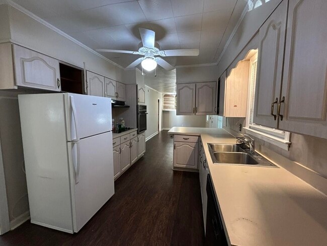 Building Photo - 523 Colonial Dr