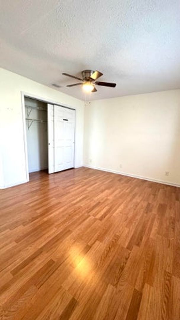 Building Photo - 5149 El Claro Cir