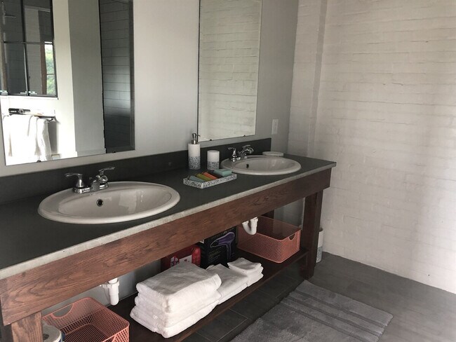 Building Photo - 270 S Goodman St