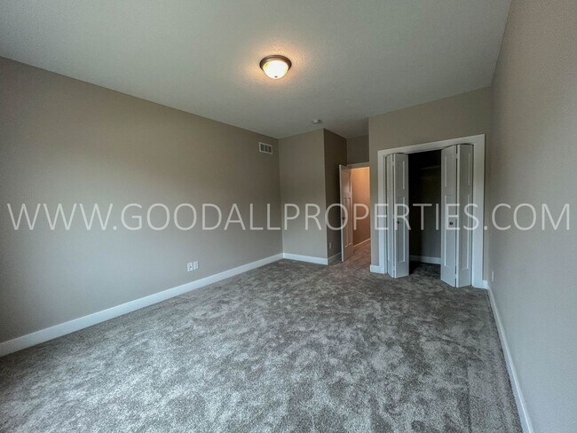 Building Photo - 4 Bedroom 2.5 Bath Townhome in Adel with attached 2-car garage.