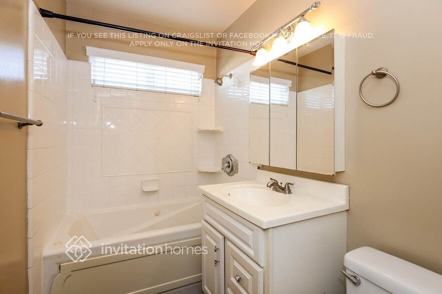 Building Photo - 547 S Yorba St