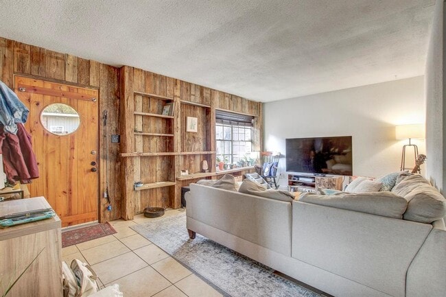 Building Photo - 3317 S Oak Dr