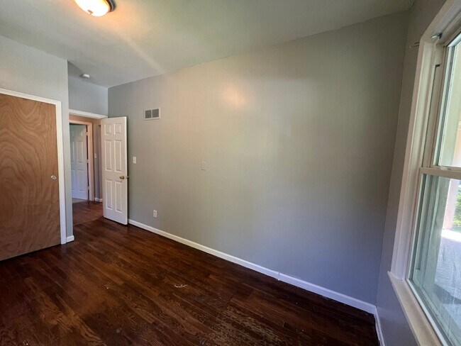 Building Photo - 2 bedroom 1 bathroom gem in Harrison Towns...