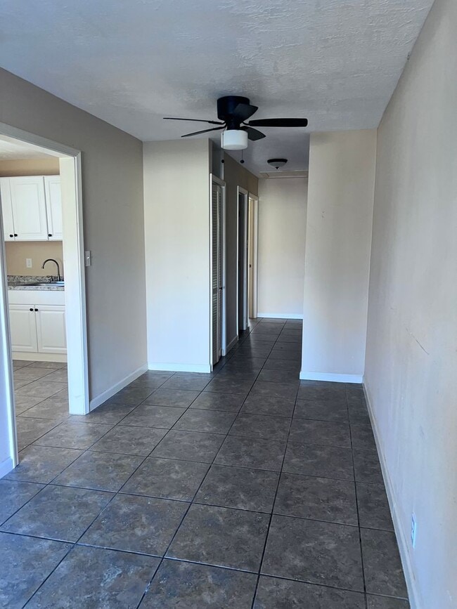 Building Photo - 2 Bedroom Duplex for Rent!
