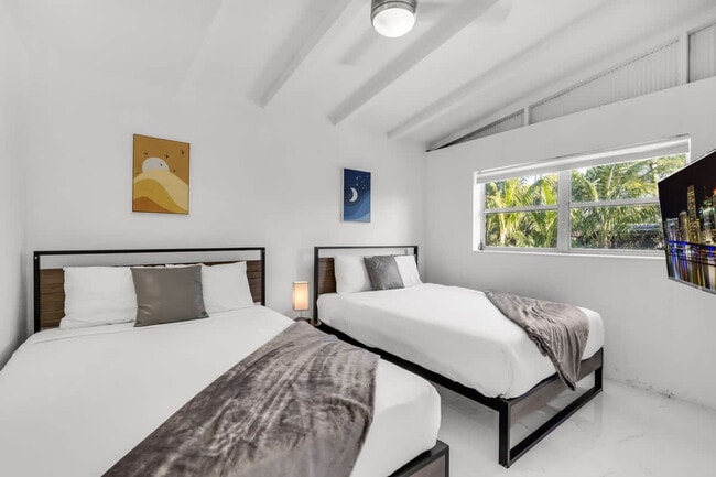 Building Photo - 714 NE 17th Ct