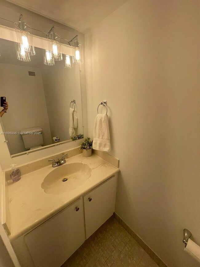 Building Photo - 800 Parkview Dr