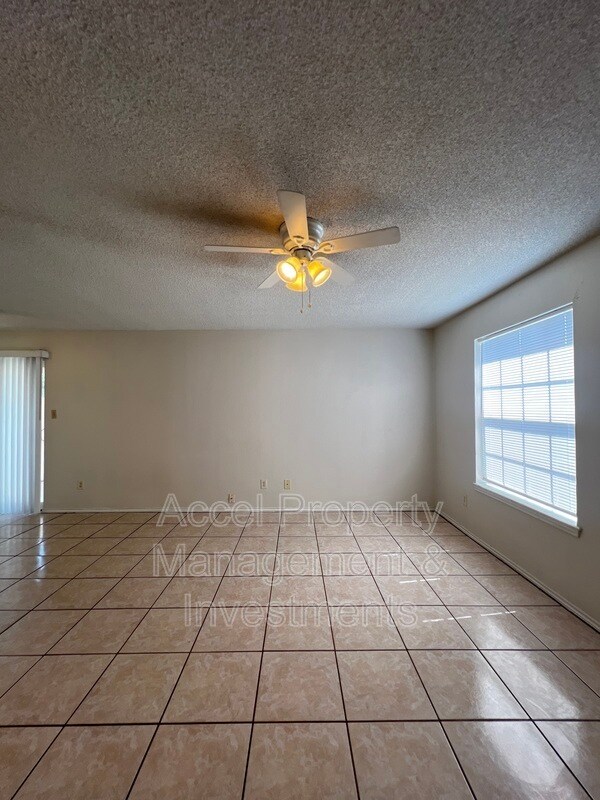 Building Photo - 2133 Kerria Ave