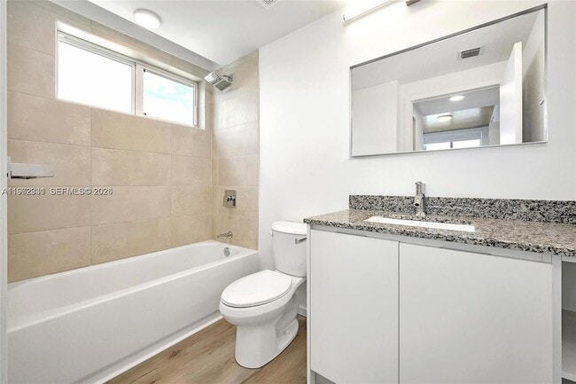 Building Photo - 475 NE 125th St