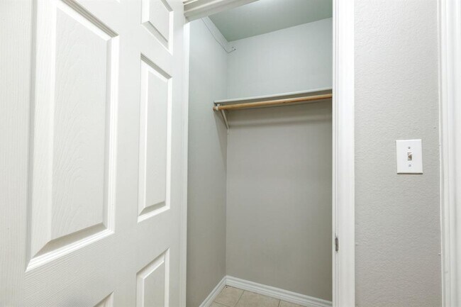 Building Photo - 107 Castleberry Ct