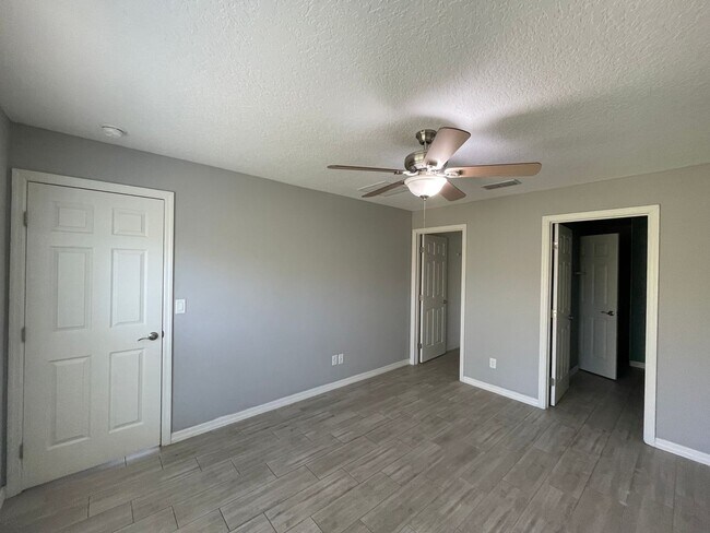Building Photo - Modern 3-Bedroom Home with Office & Spacious Yard in Deltona Lakes!
