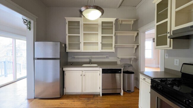 Building Photo - Beautiful 3 bed/2 bath Near Downtown!
