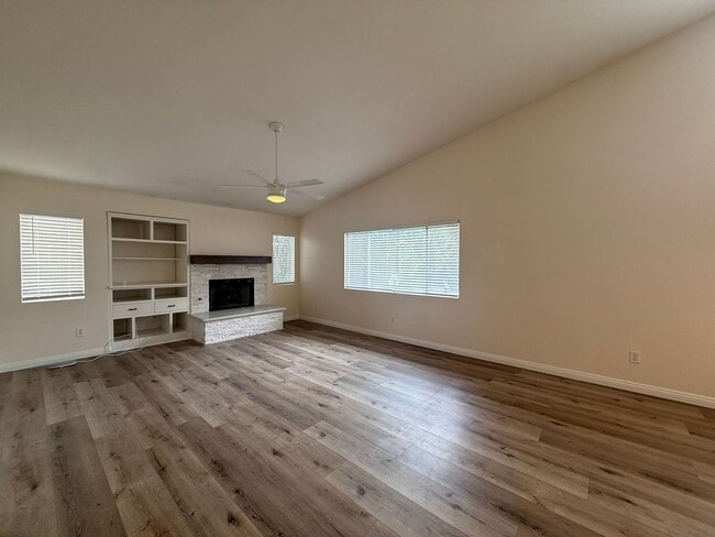 Building Photo - Quartz Hill 3 Bedroom 2 Bathroom