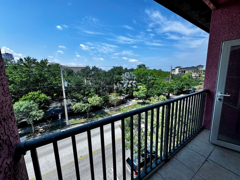 balcony - 101 SE Ocean Blvd