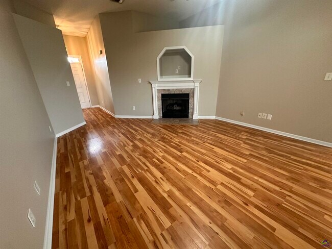 Building Photo - 123 Larkspur Ln