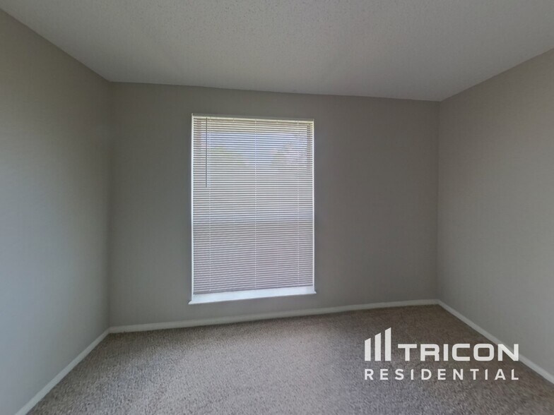 Building Photo - 305 Minneola Dr