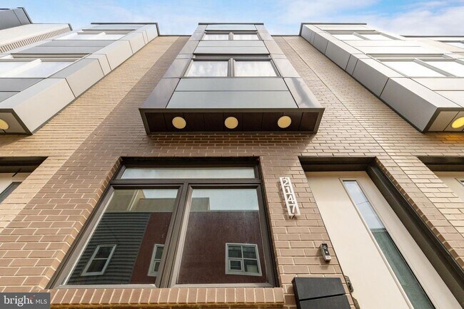 Building Photo - 2147 Cross St