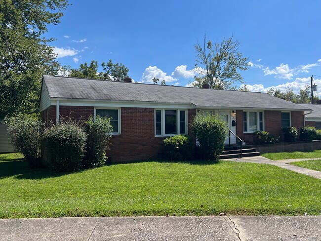 Building Photo - 61 Trowbridge Ln