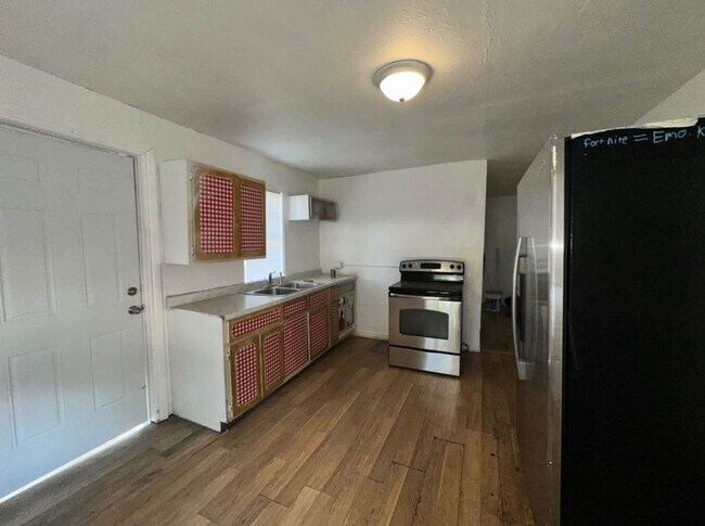 Building Photo - Cozy 3 bedroom house
