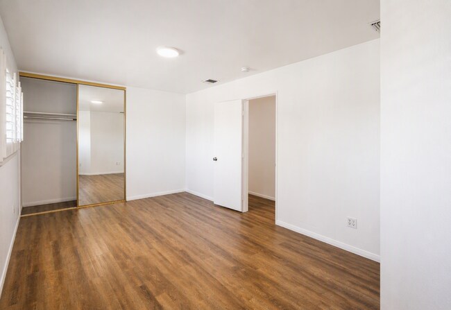 Building Photo - 220 Lilac Ct