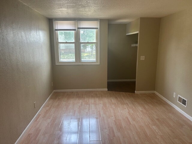 Building Photo - 3 bedroom 1.5 bath now available in the Wo...