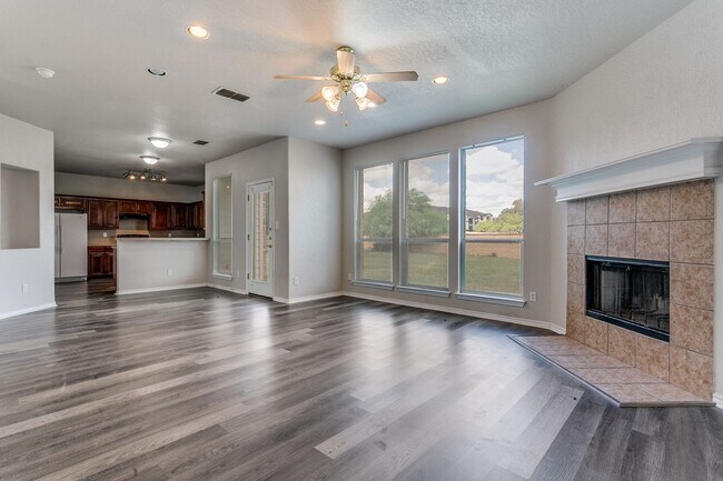 Building Photo - Welcome home to this spacious 4-bedroom, 2...